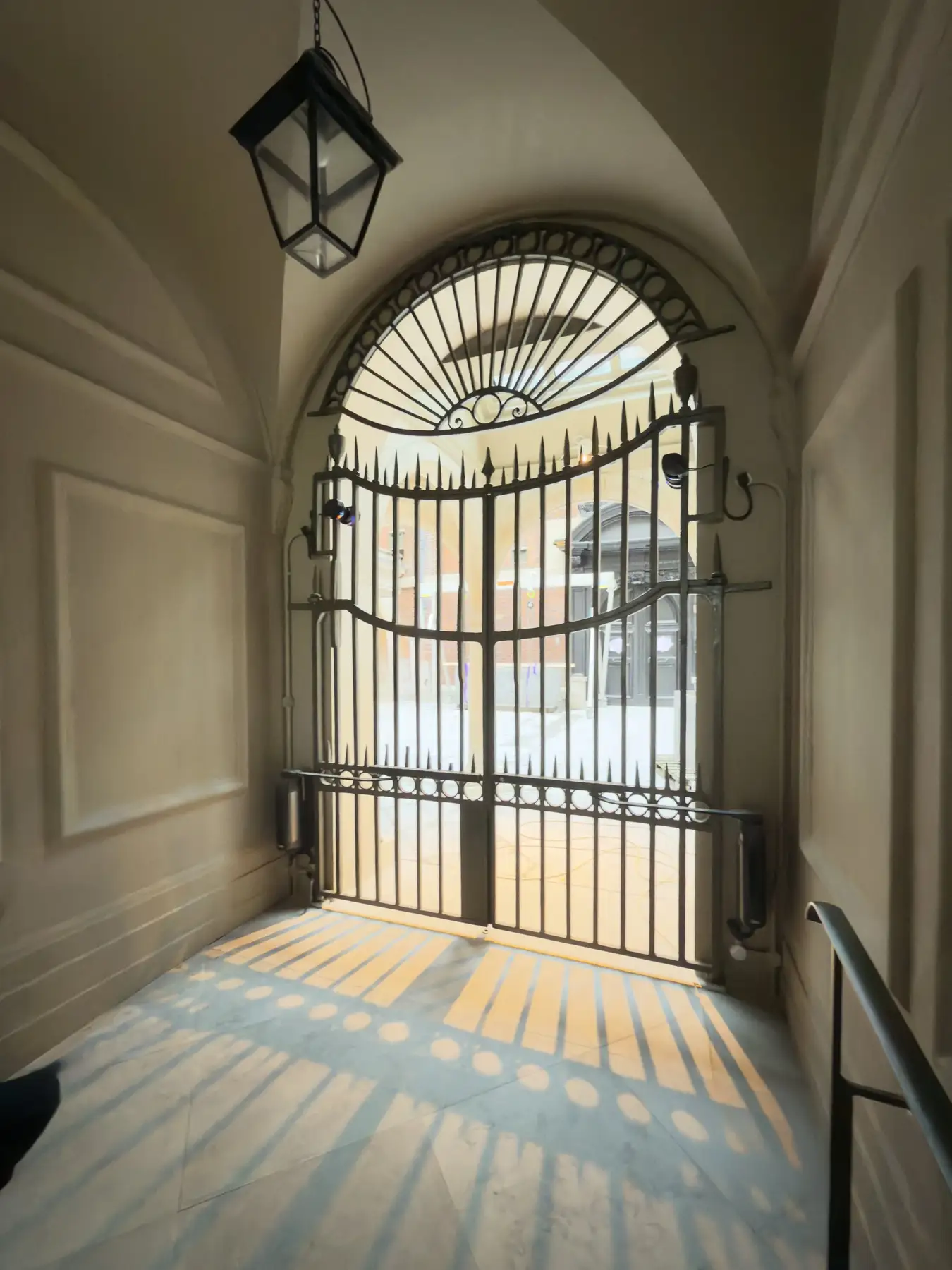 Automated pedestrian gates at Skinners' Hall